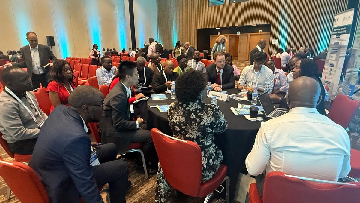 Hellen Njiwa avec des participants à la table de la FAE à Kigali